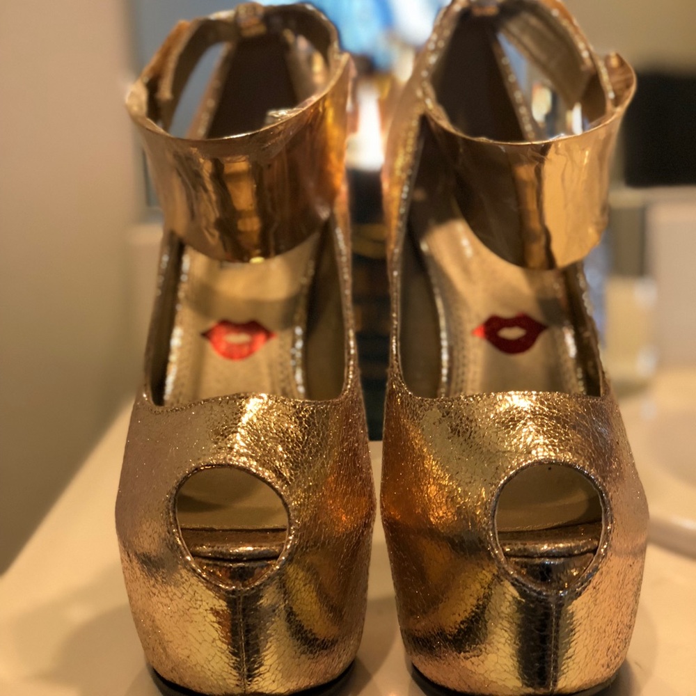 New 8.5 Gold CuffPeak Toe Stilettos 6’1/2inch heel